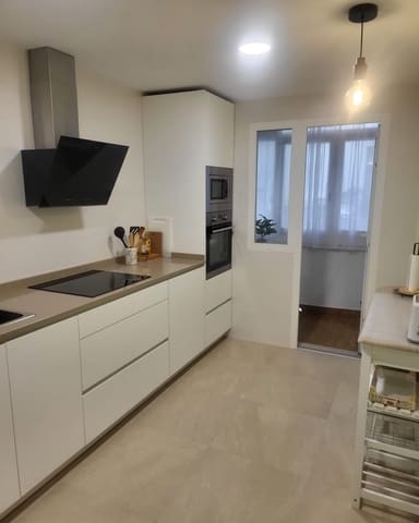 3 soveværelse Lejlighed til leje i Santander - € 900 (Ref: 9527181)