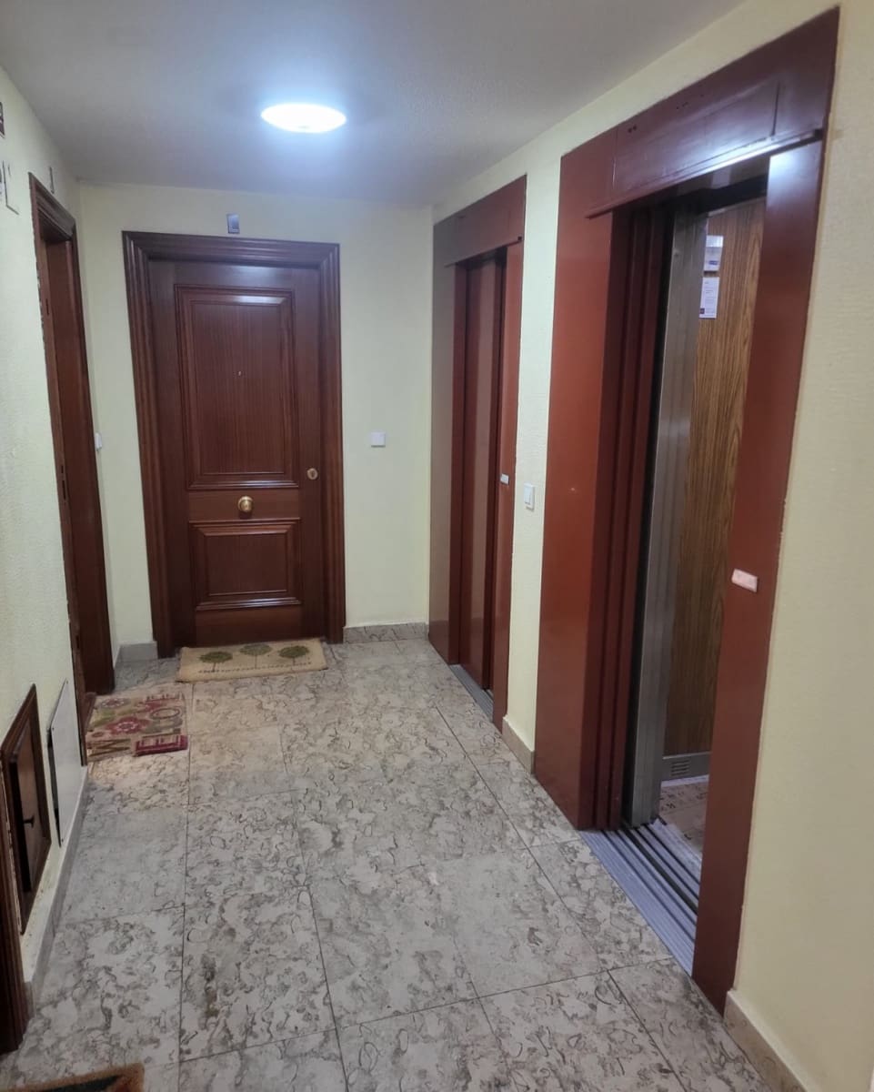 3 soveværelse Lejlighed til leje i Santander - € 900 (Ref: 9527181)