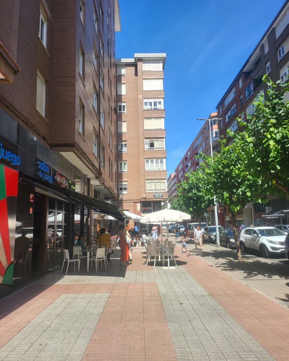 3 soveværelse Lejlighed til leje i Santander - € 900 (Ref: 9527181)