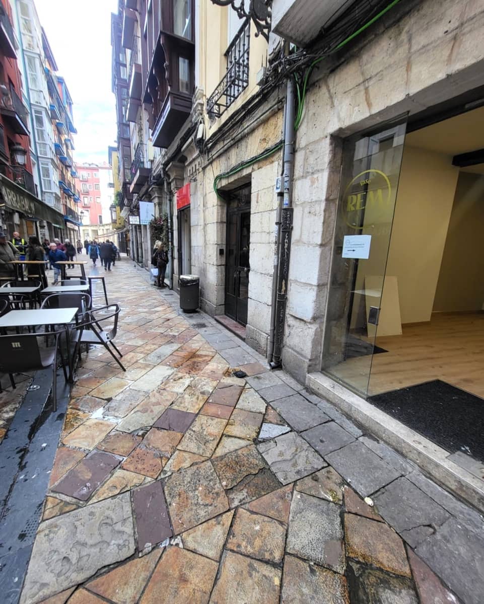 Commercial for rent in Santander - € 1,800 (Ref: 9530128)