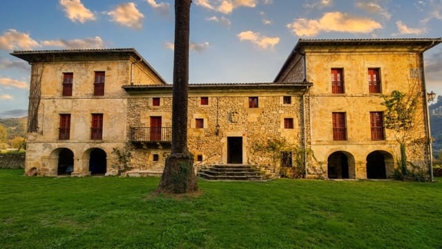 Piso de 6 habitaciones en Guriezo en venta con garaje - 1.300.000 € (Ref: 9555269)