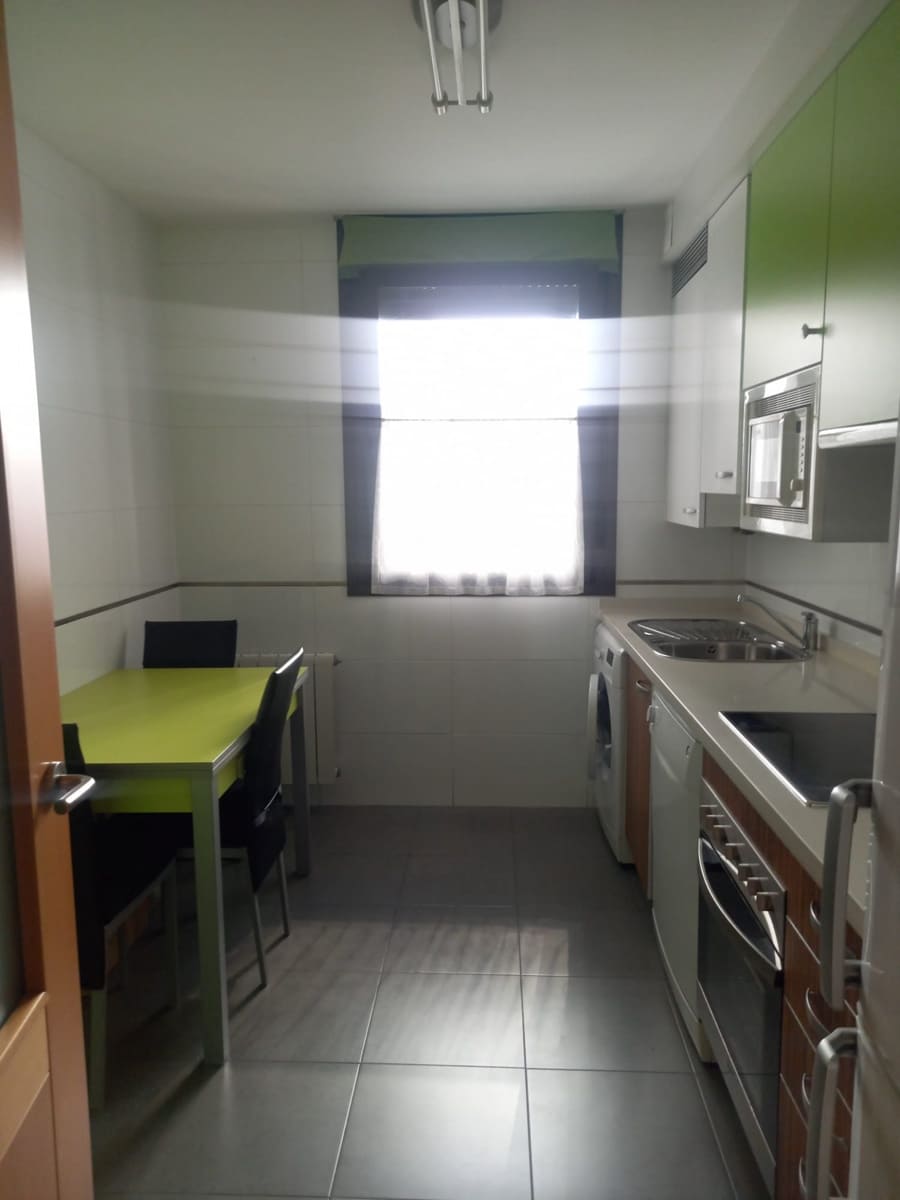 2 soveværelse Lejlighed til leje i Santander med garage - € 850 (Ref: 9561411)