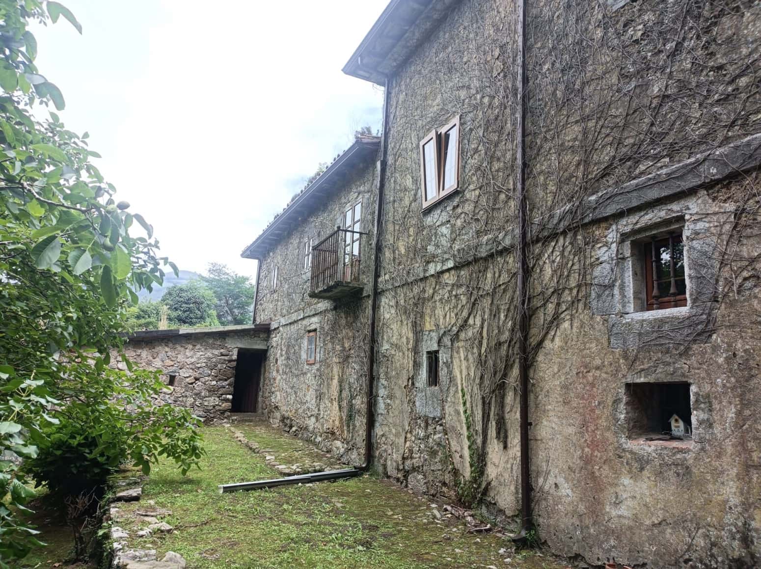 Chalet de 7 habitaciones en Ruesga en venta con garaje - 360.000 € (Ref: 9625392)