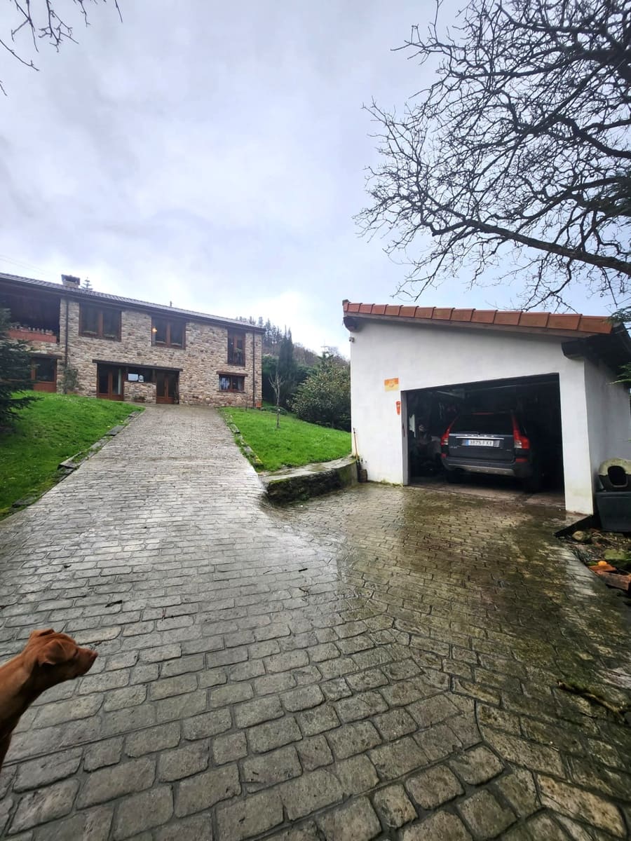 3 bedroom Villa for sale in Corvera de Toranzo with garage - € 425,000 (Ref: 9686199)