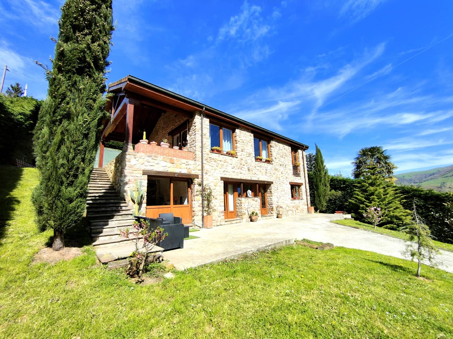 Chalet de 3 habitaciones en Corvera de Toranzo en venta con garaje - 425.000 € (Ref: 9686199)