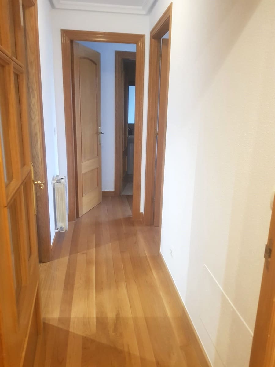 2 slaapkamer Flat te huur in Santander met garage - € 950 (Ref: 9704869)
