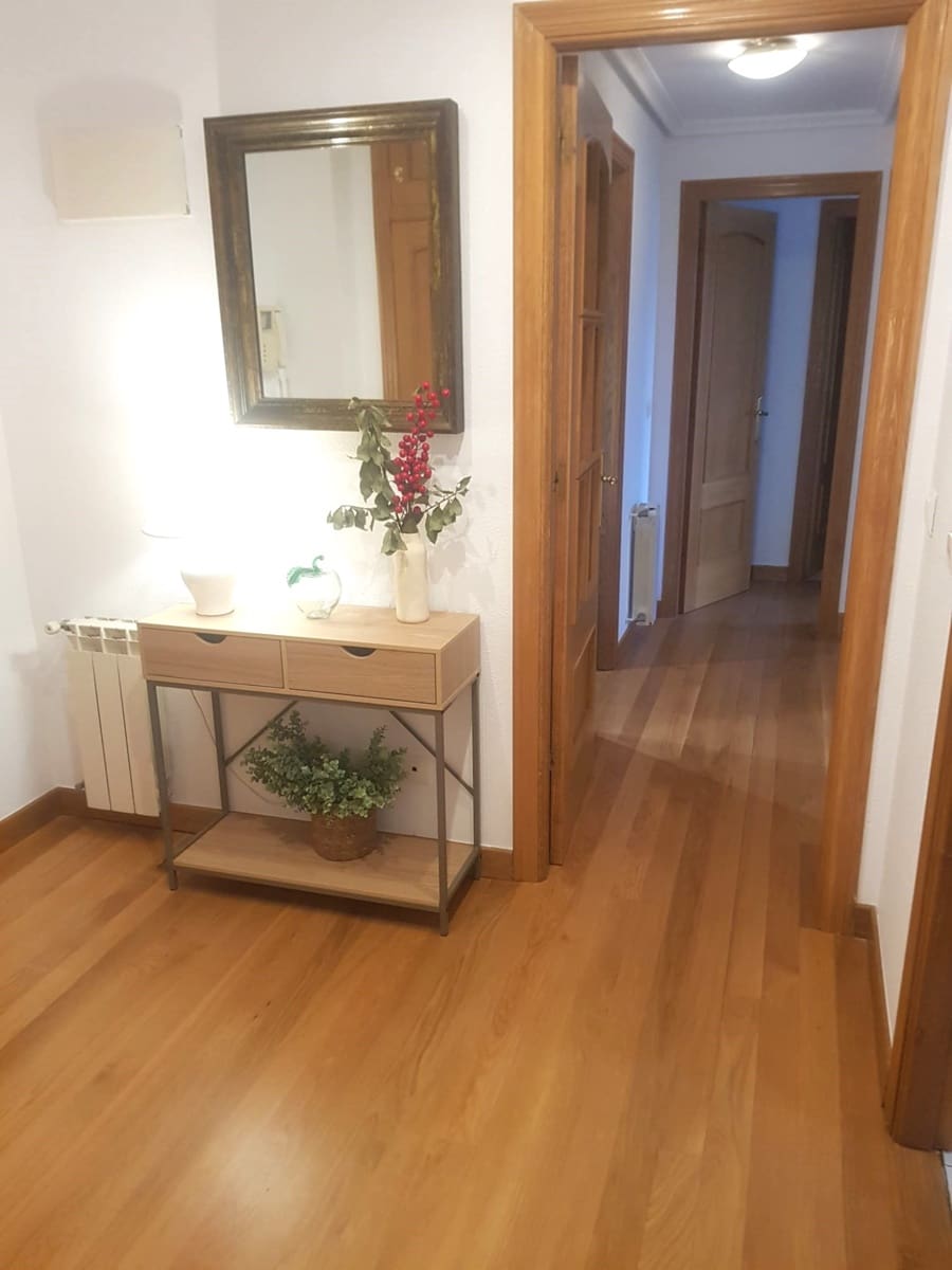 2 slaapkamer Flat te huur in Santander met garage - € 950 (Ref: 9704869)