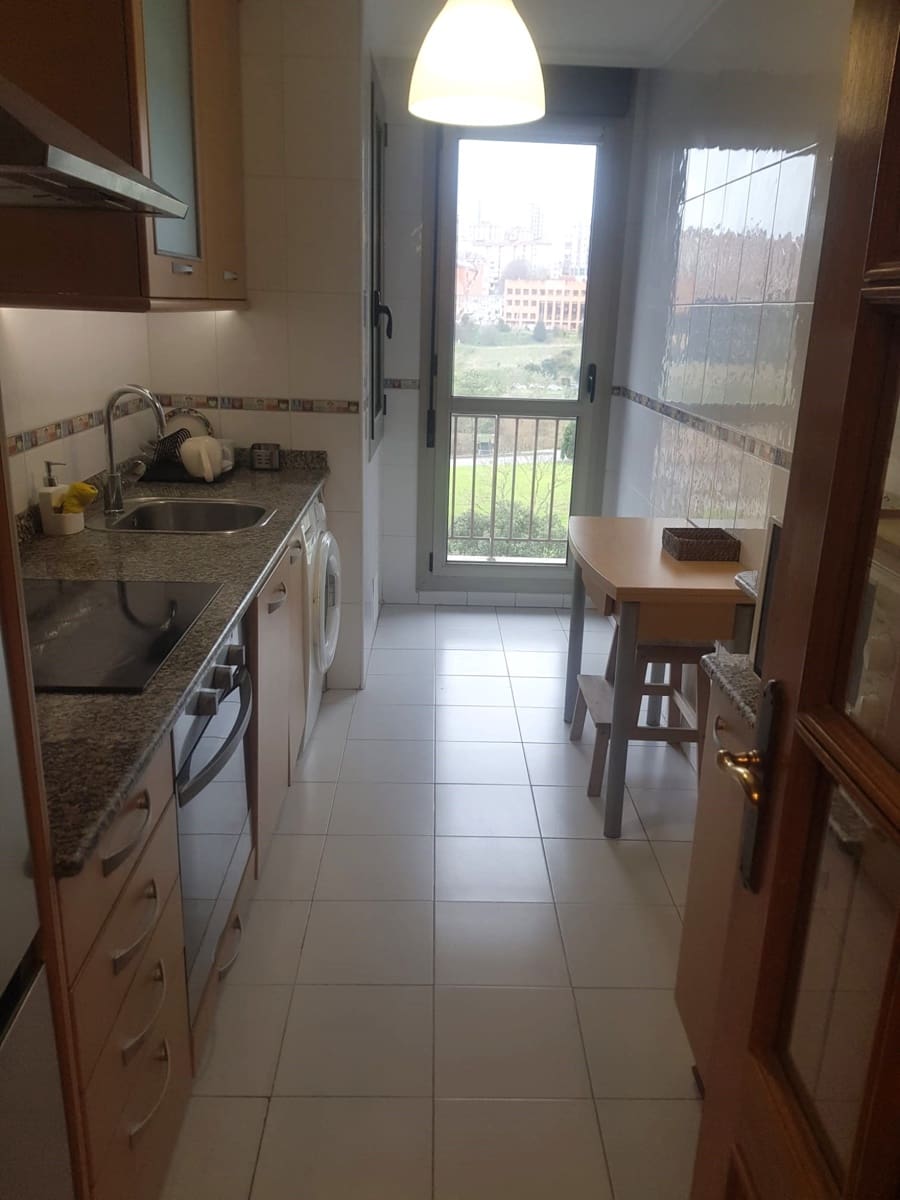 2 slaapkamer Flat te huur in Santander met garage - € 950 (Ref: 9704869)