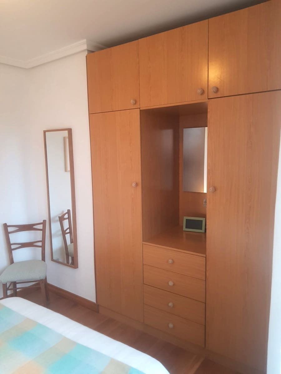 2 slaapkamer Flat te huur in Santander met garage - € 950 (Ref: 9704869)