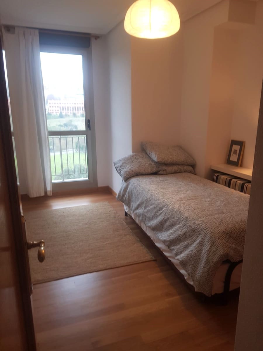 2 slaapkamer Flat te huur in Santander met garage - € 950 (Ref: 9704869)