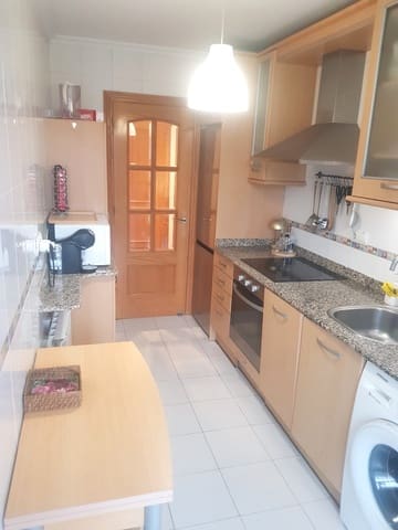 2 sovrum Lägenhet att hyra i Santander med garage - 950 € (Ref: 9704869)