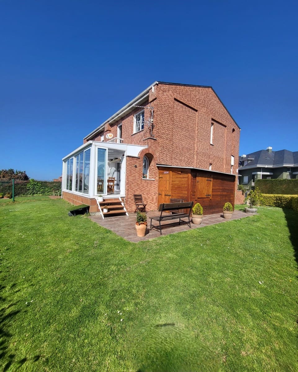 3 bedroom Villa for sale in Pielagos with garage - € 420,000 (Ref: 9726451)