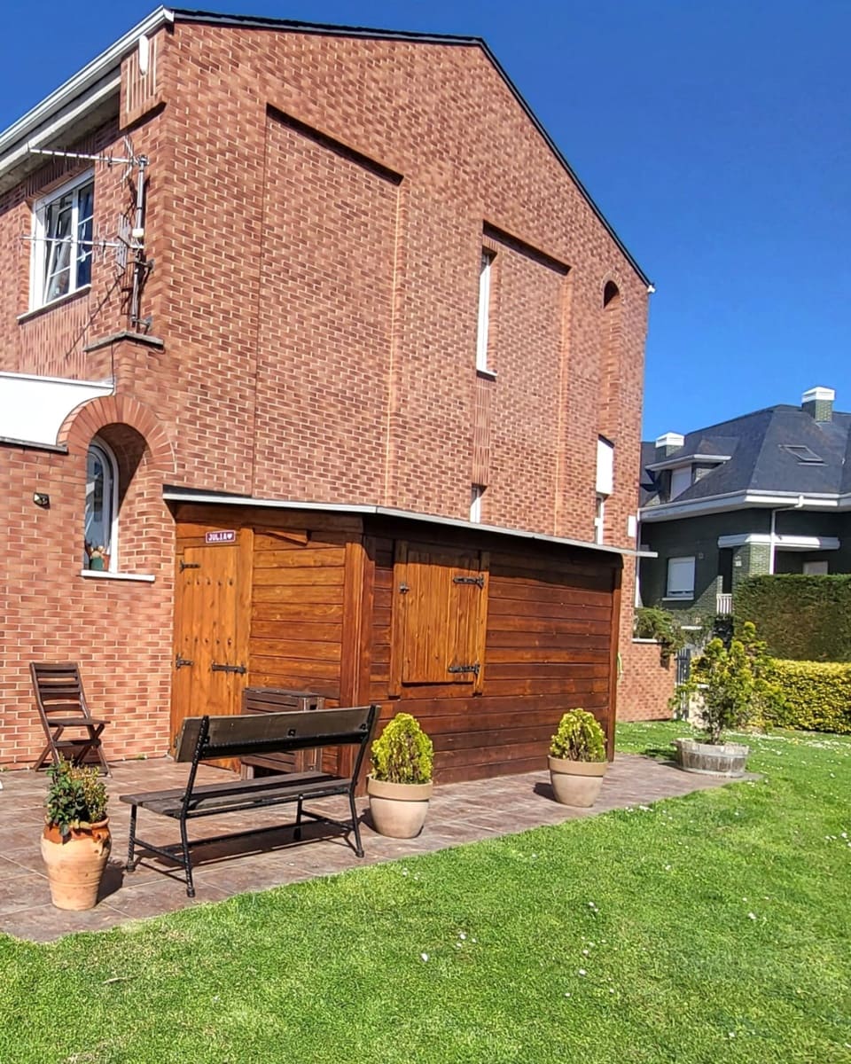 3 bedroom Villa for sale in Pielagos with garage - € 420,000 (Ref: 9726451)