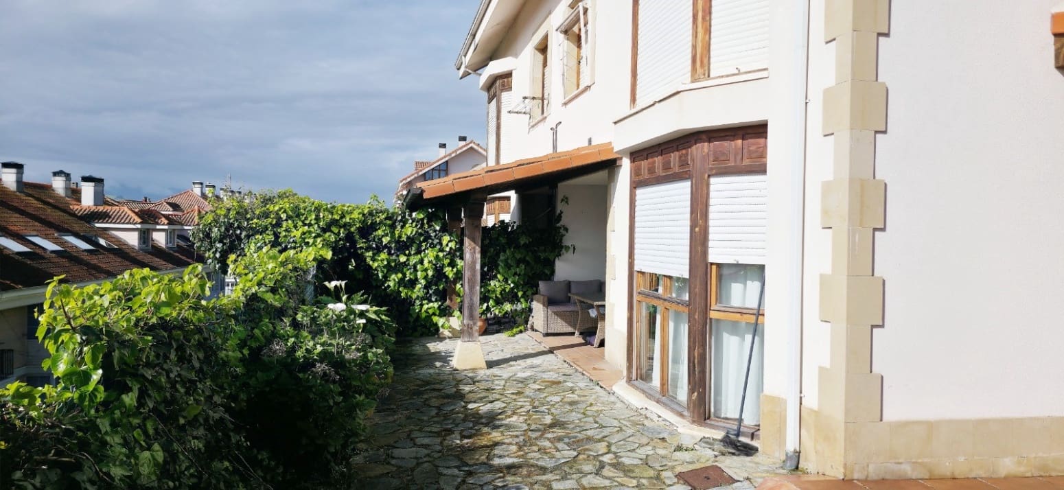 3 bedroom Flat for sale in San Vicente de la Barquera with garage - € 235,000 (Ref: 9751699)