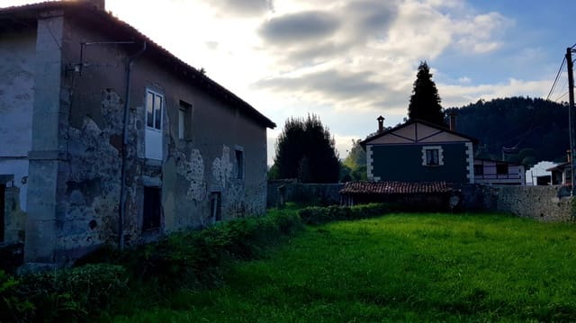 Villa/Maison à vendre à Los Corrales de Buelna - 200 000 € (Ref: 9798974)