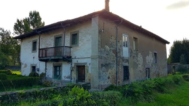 Villa/Maison à vendre à Los Corrales de Buelna - 200 000 € (Ref: 9798974)