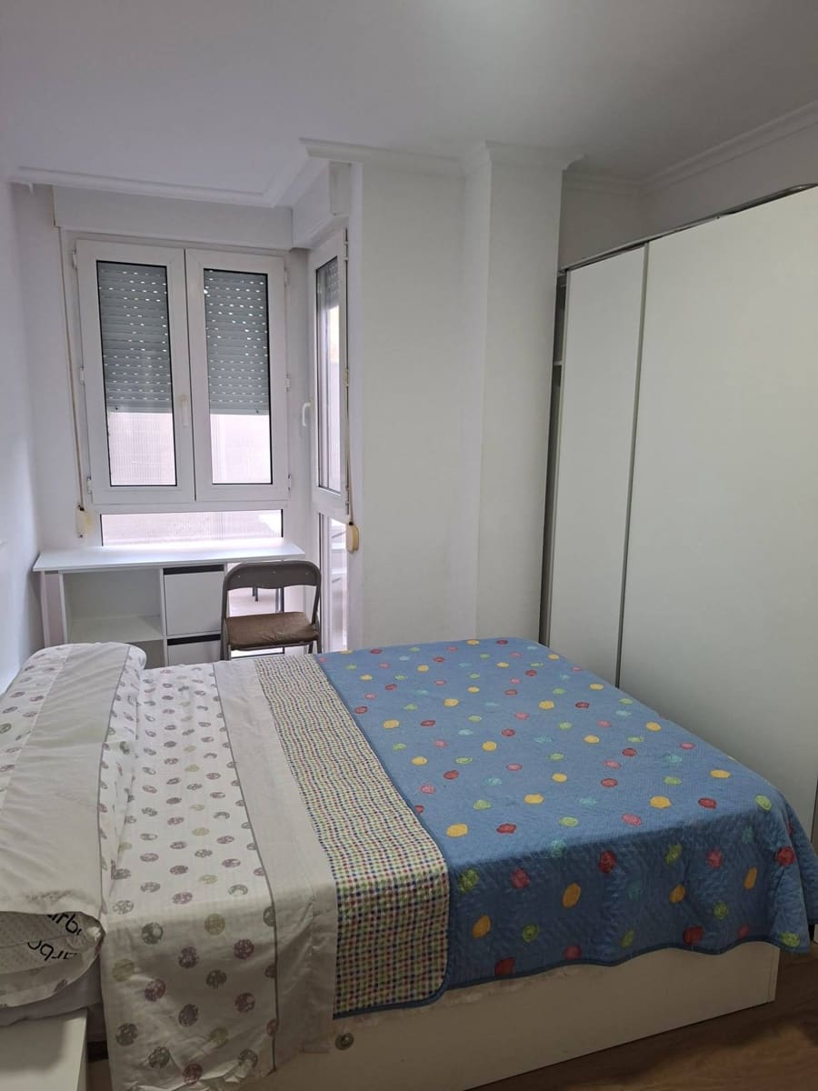 1 soveværelse Lejlighed til leje i Santander - € 700 (Ref: 9884219)