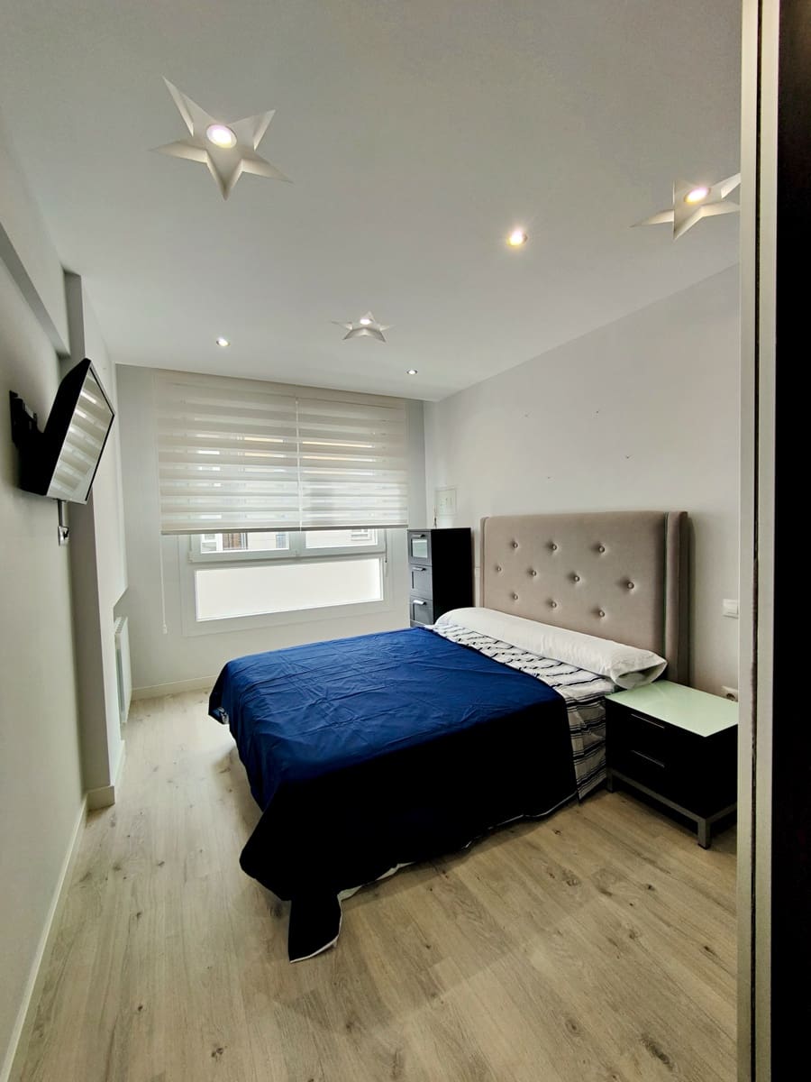 2 bedroom Flat for rent in Santander - € 1,200 (Ref: 9900371)