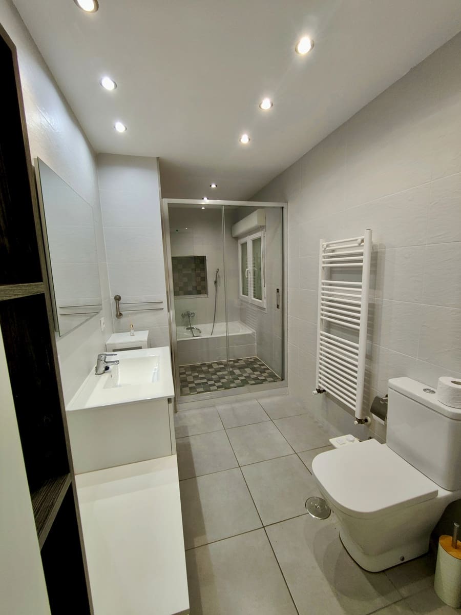 2 bedroom Flat for rent in Santander - € 1,200 (Ref: 9900371)