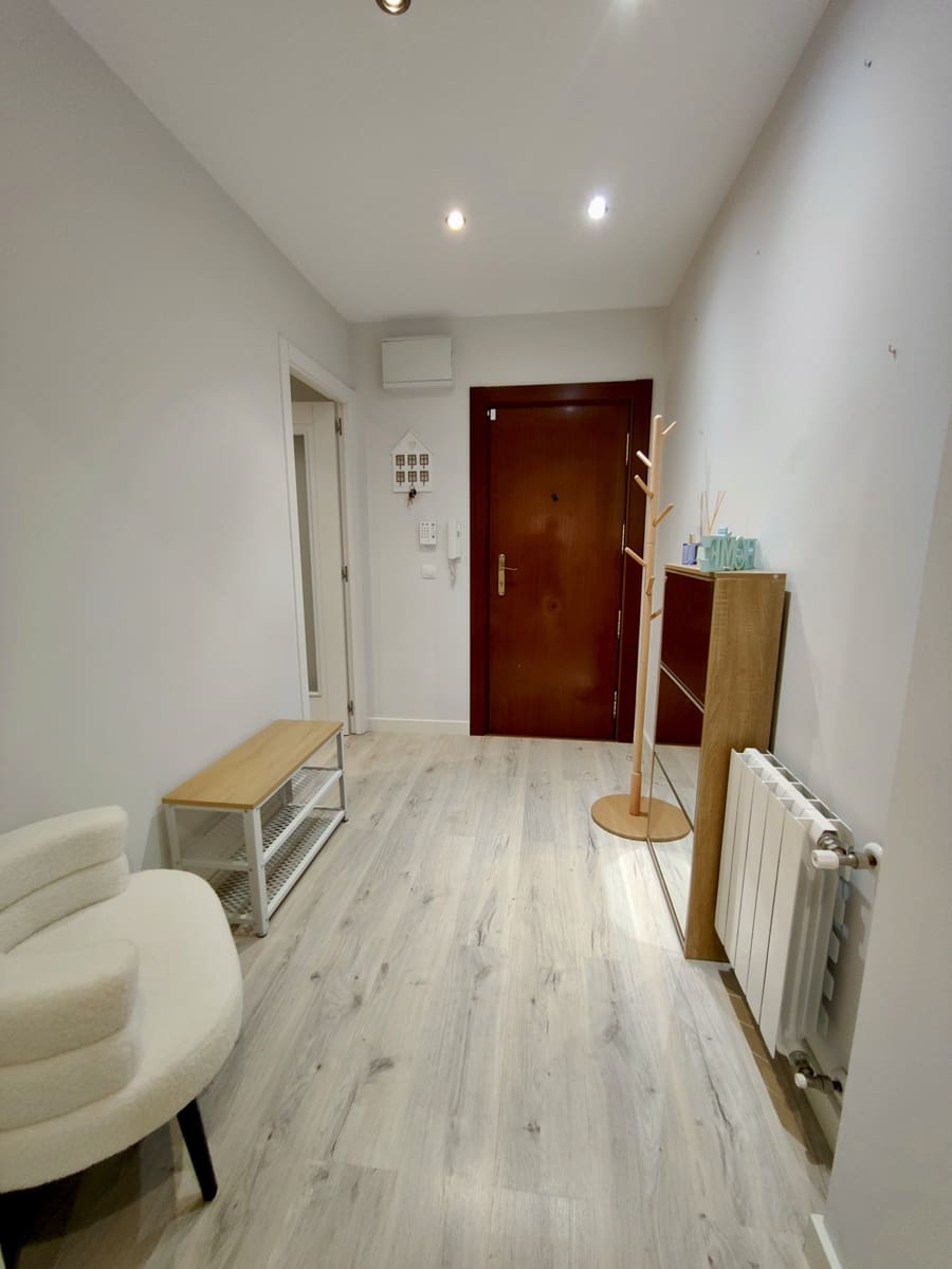 2 bedroom Flat for rent in Santander - € 1,200 (Ref: 9900371)