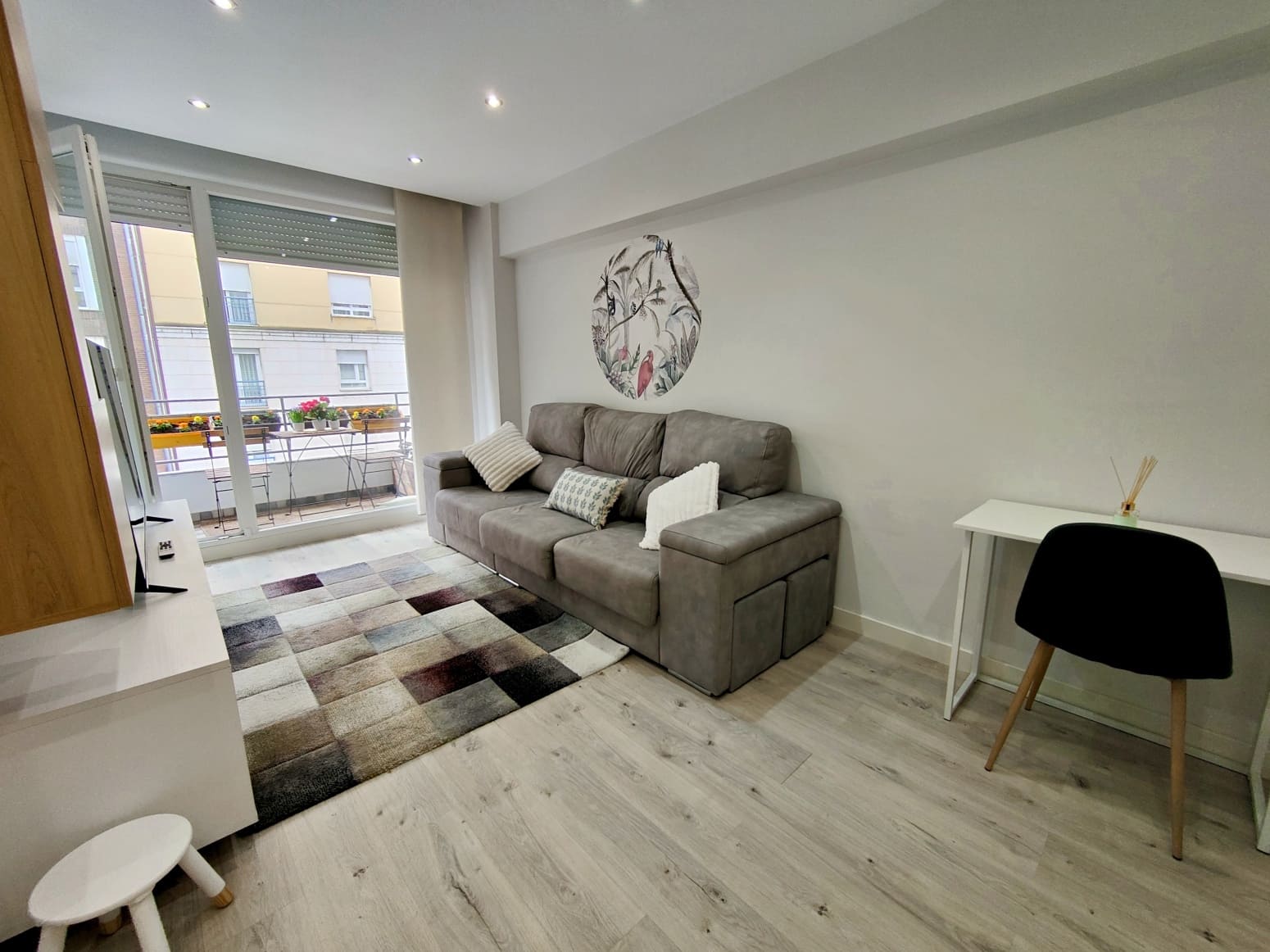 2 bedroom Flat for rent in Santander - € 1,200 (Ref: 9900371)