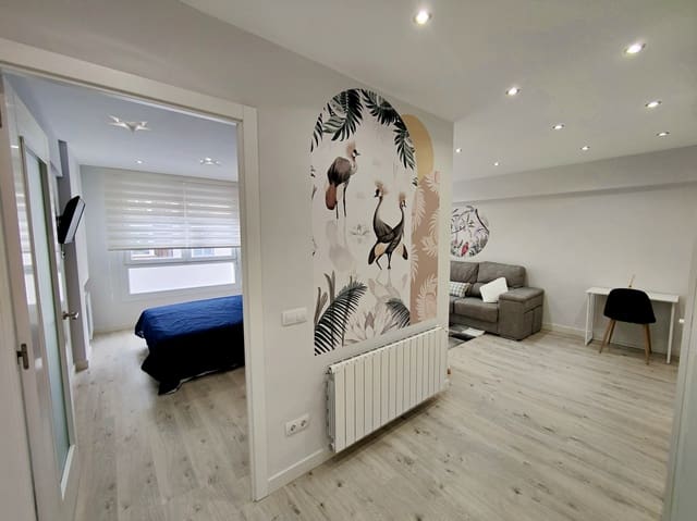2 bedroom Flat for rent in Santander - € 1,200 (Ref: 9900371)