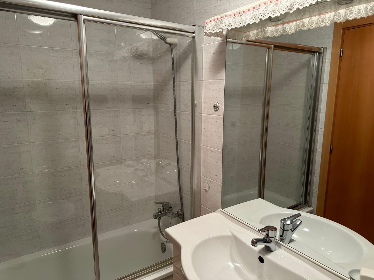 2 slaapkamer Flat te huur in Muriedas met garage - € 800 (Ref: 9921852)