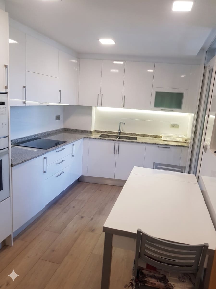 3 bedroom Flat for rent in Santander - € 450 (Ref: 9957573)