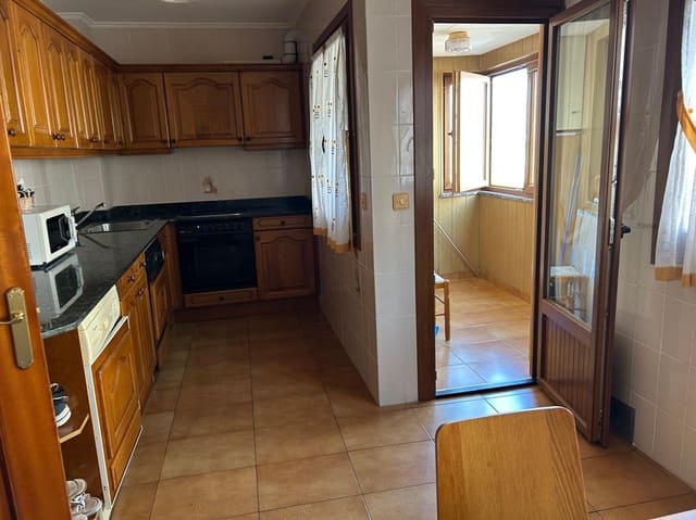 4 slaapkamer Flat te huur in Reinosa - € 850 (Ref: 9976872)