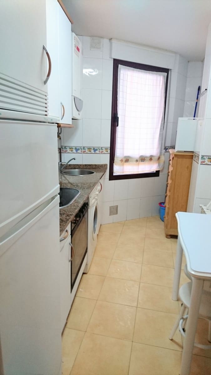 2 sypialnia Mieszkanie do wynajęcia w Santander - 800 € (Ref: 9994841)