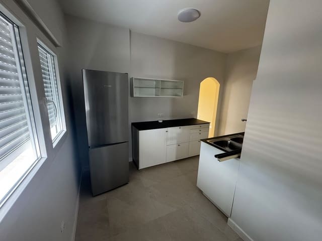 3 soveværelse Lejlighed til leje i Santa Cruz de Tenerife med garage - € 800 (Ref: 10130503)