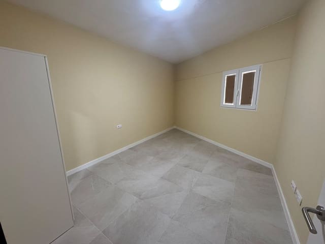 3 soveværelse Lejlighed til leje i Santa Cruz de Tenerife med garage - € 800 (Ref: 10130503)