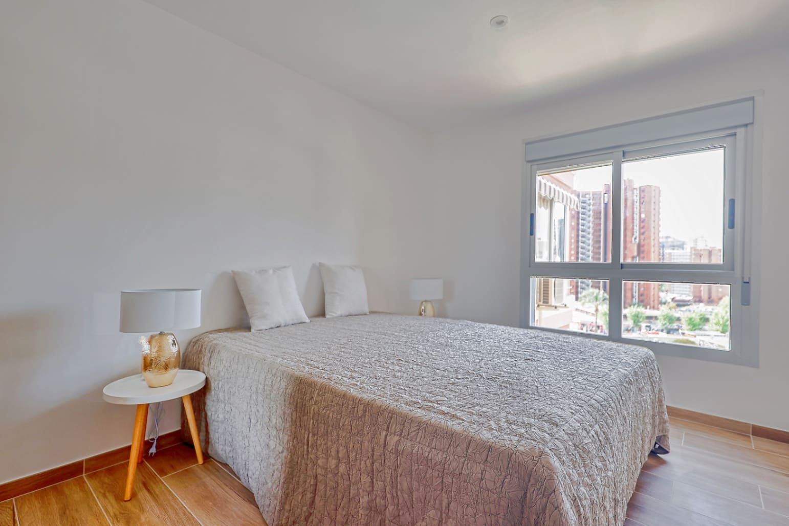 Apartamento de 2 habitaciones en Benidorm en alquiler con piscina garaje - 1.050 € (Ref: 10007801)