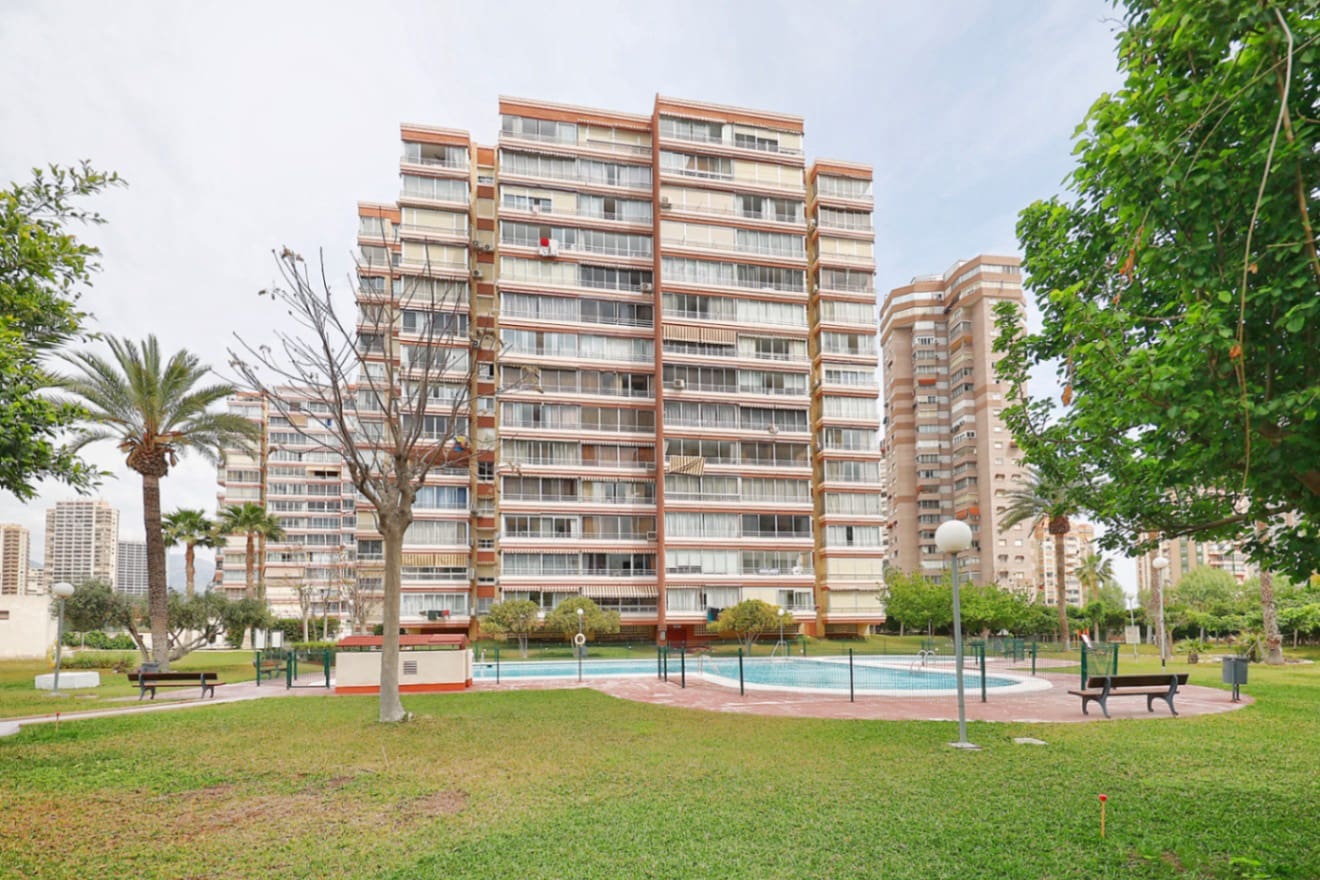 Apartamento de 2 habitaciones en Benidorm en alquiler con piscina garaje - 1.050 € (Ref: 10007801)