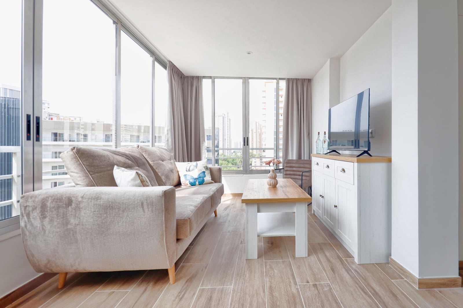 Apartamento de 2 habitaciones en Benidorm en alquiler con piscina garaje - 1.050 € (Ref: 10007801)