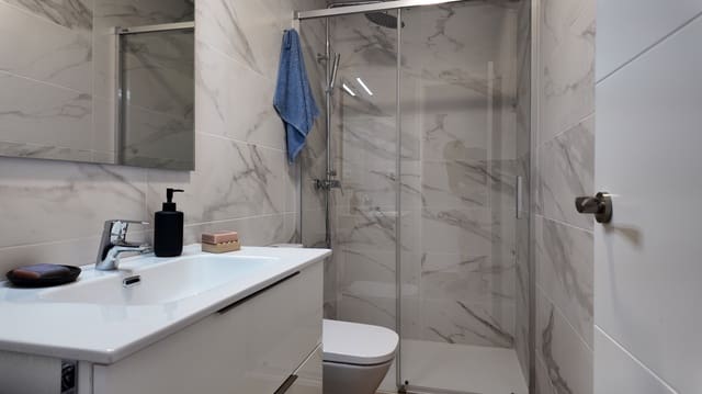 2 makuuhuone Omakotitalo myytävänä paikassa Alfaz del Pi / L'Alfàs del Pi mukana uima-altaan 
autotalli - 395 000 € (Ref: 10034450)