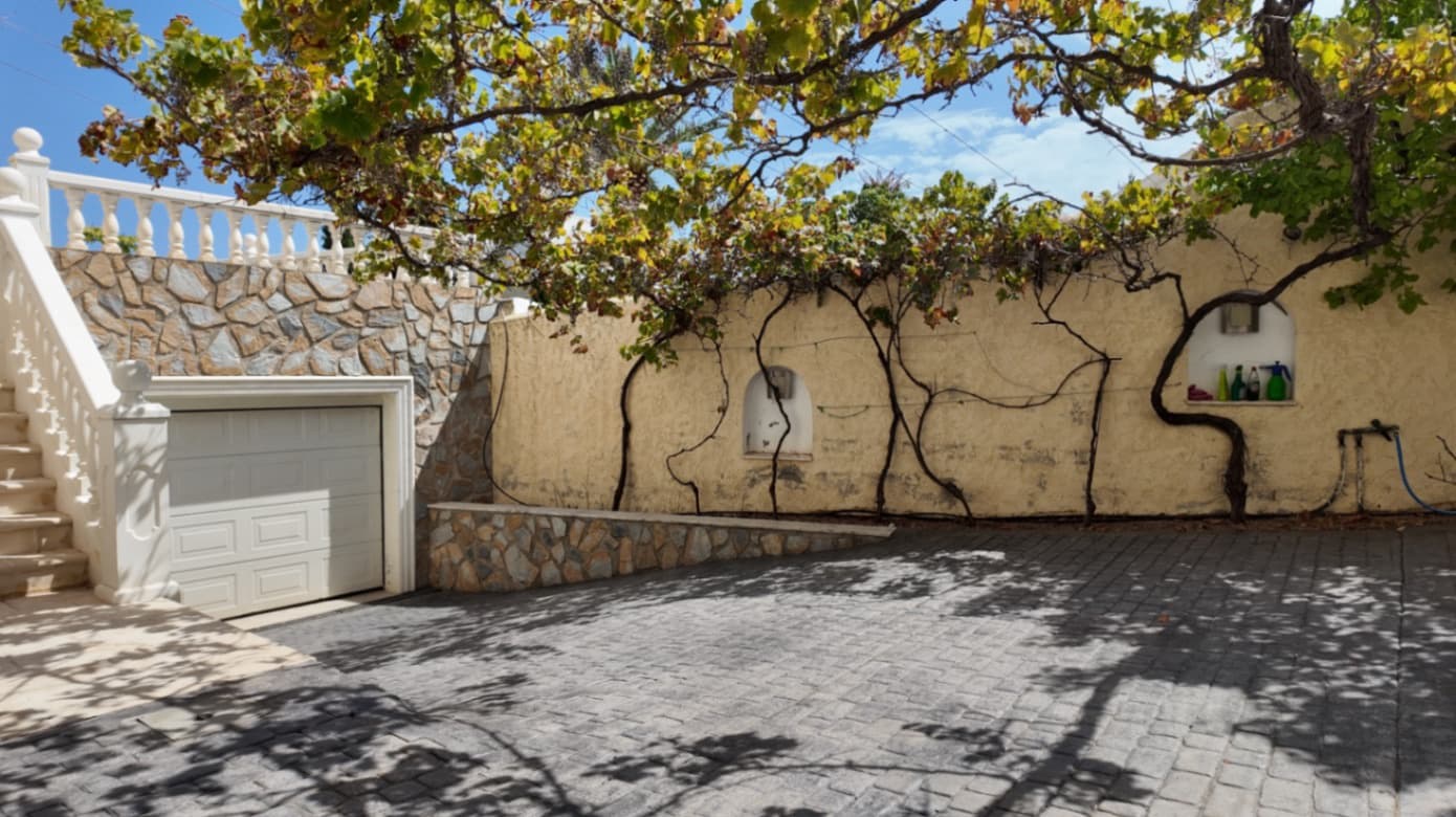 Chalet de 2 habitaciones en La Nucia en alquiler con piscina garaje - 1.800 € (Ref: 10051957)