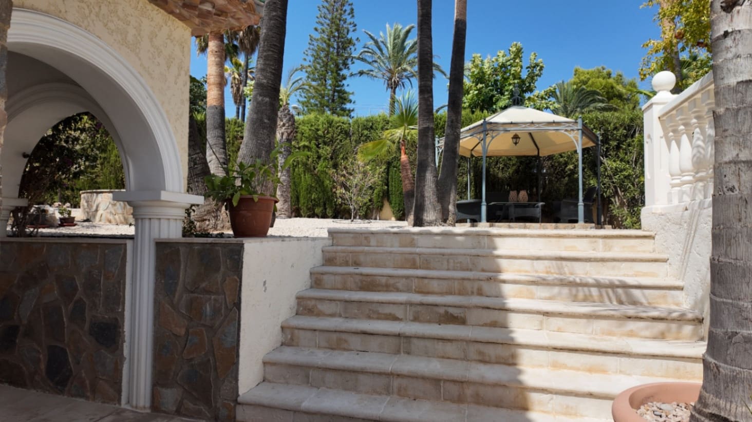 Chalet de 2 habitaciones en La Nucia en alquiler con piscina garaje - 1.800 € (Ref: 10051957)