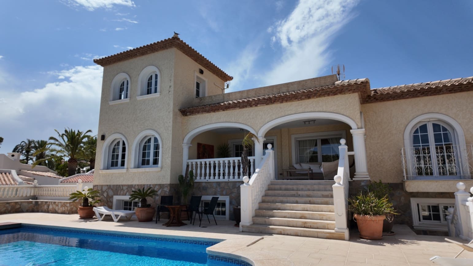 Chalet de 2 habitaciones en La Nucia en alquiler con piscina garaje - 1.800 € (Ref: 10051957)