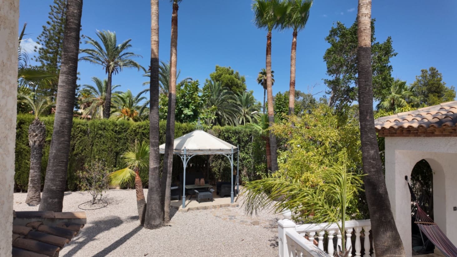 Chalet de 2 habitaciones en La Nucia en alquiler con piscina garaje - 1.800 € (Ref: 10051957)