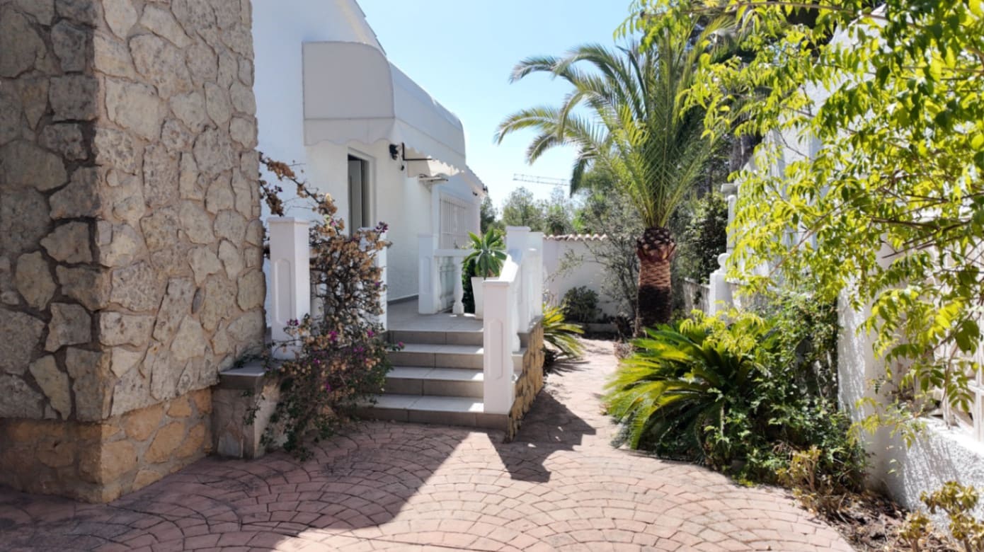 4 bedroom Villa for sale in La Nucia with pool garage - € 580,000 (Ref: 10160449)