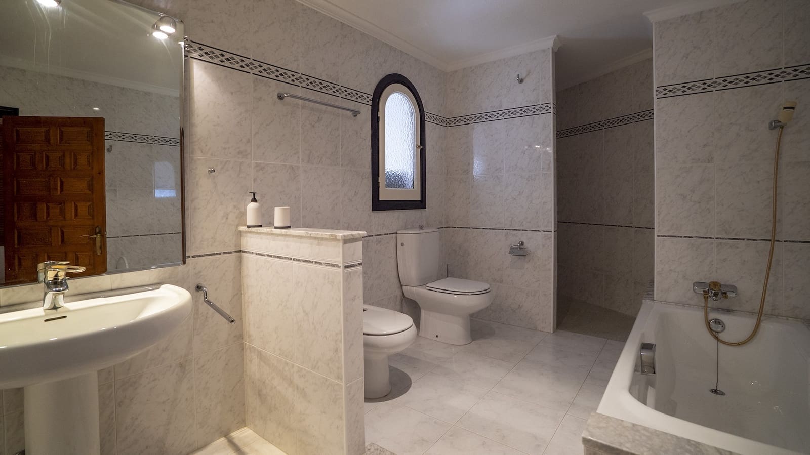 5 Zimmer Villa zu verkaufen in Alfaz del Pi / L'Alfas del Pi mit Pool Garage - 945.000 € (Ref: 7464317)