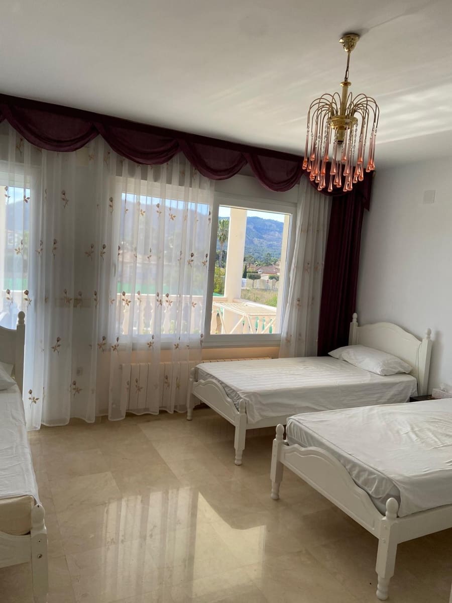 Chalet de 9 habitaciones en Alfaz del Pi / L'Alfàs del Pi en venta con piscina garaje - 1.199.000 € (Ref: 8456317)