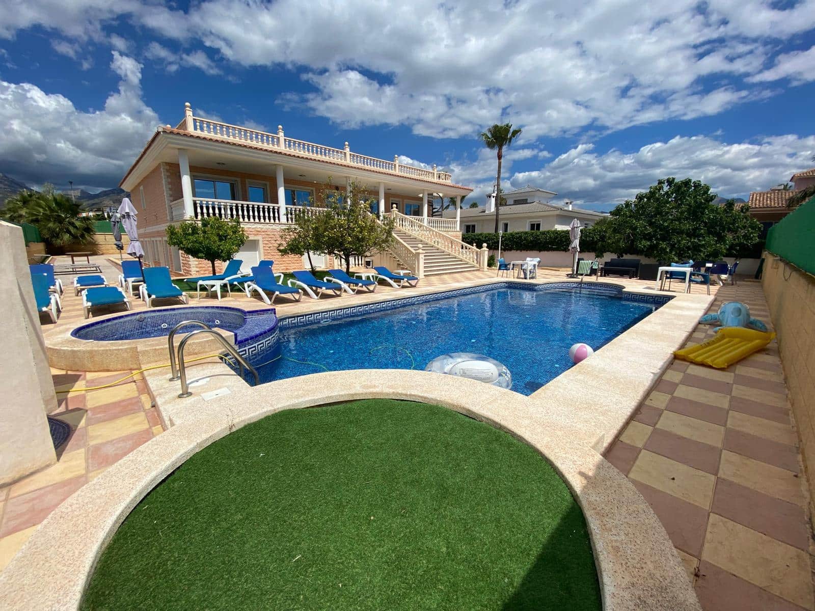 Chalet de 9 habitaciones en Alfaz del Pi / L'Alfàs del Pi en venta con piscina garaje - 1.199.000 € (Ref: 8456317)