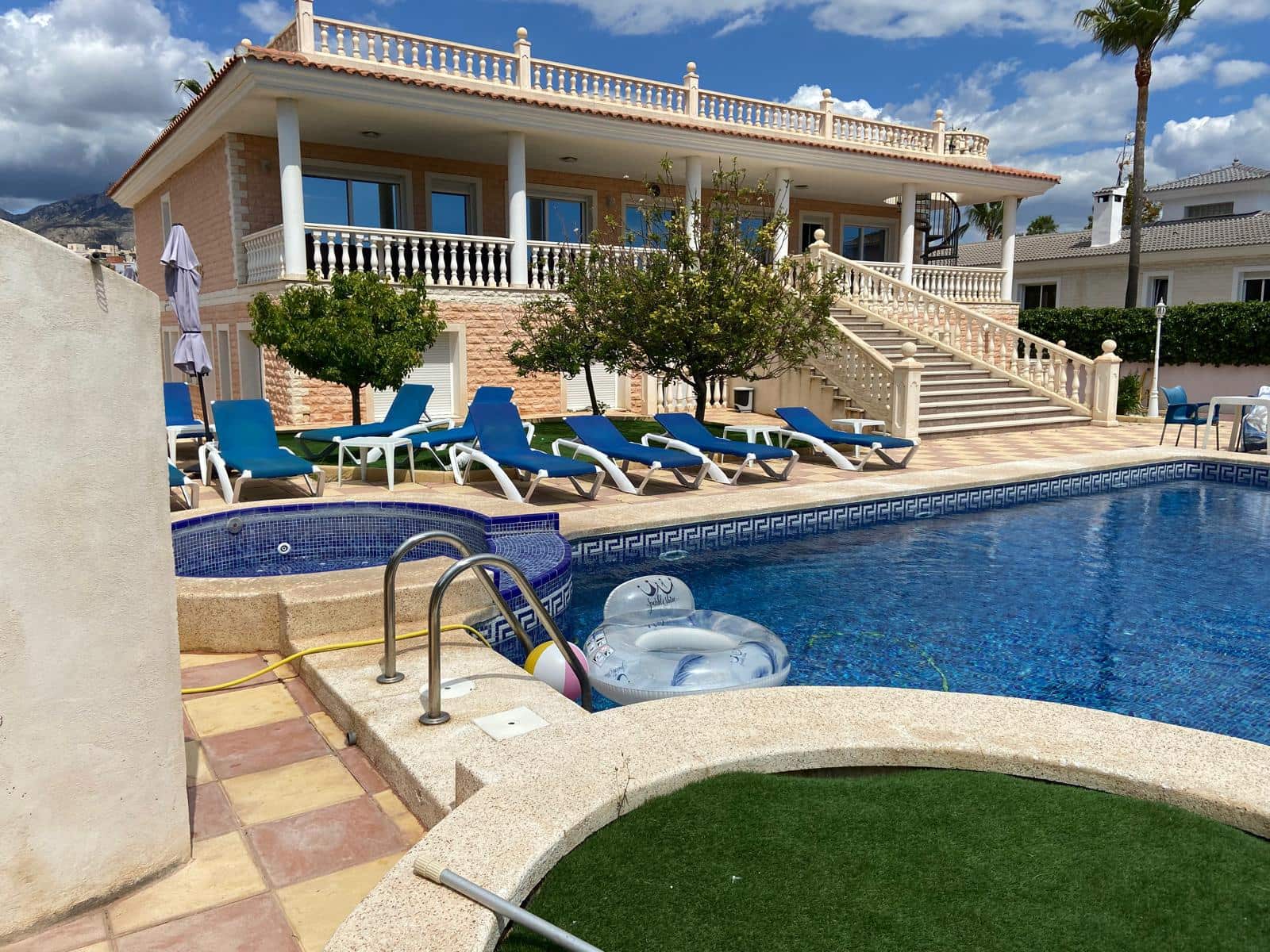 Chalet de 9 habitaciones en Alfaz del Pi / L'Alfàs del Pi en venta con piscina garaje - 1.199.000 € (Ref: 8456317)