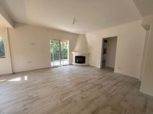 4 soveværelse Villa til leje i Alfaz del Pi / L'Alfàs del Pi med swimmingpool garage - € 3.500 (Ref: 8477188)