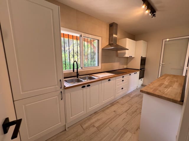 4 soveværelse Villa til leje i Alfaz del Pi / L'Alfàs del Pi med swimmingpool garage - € 3.500 (Ref: 8477188)