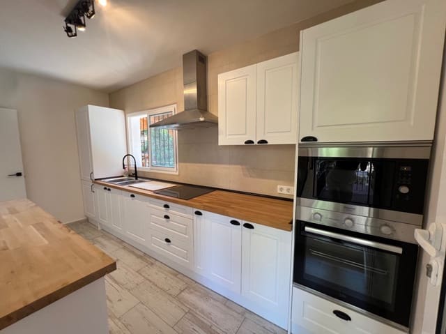 4 soveværelse Villa til leje i Alfaz del Pi / L'Alfàs del Pi med swimmingpool garage - € 3.500 (Ref: 8477188)