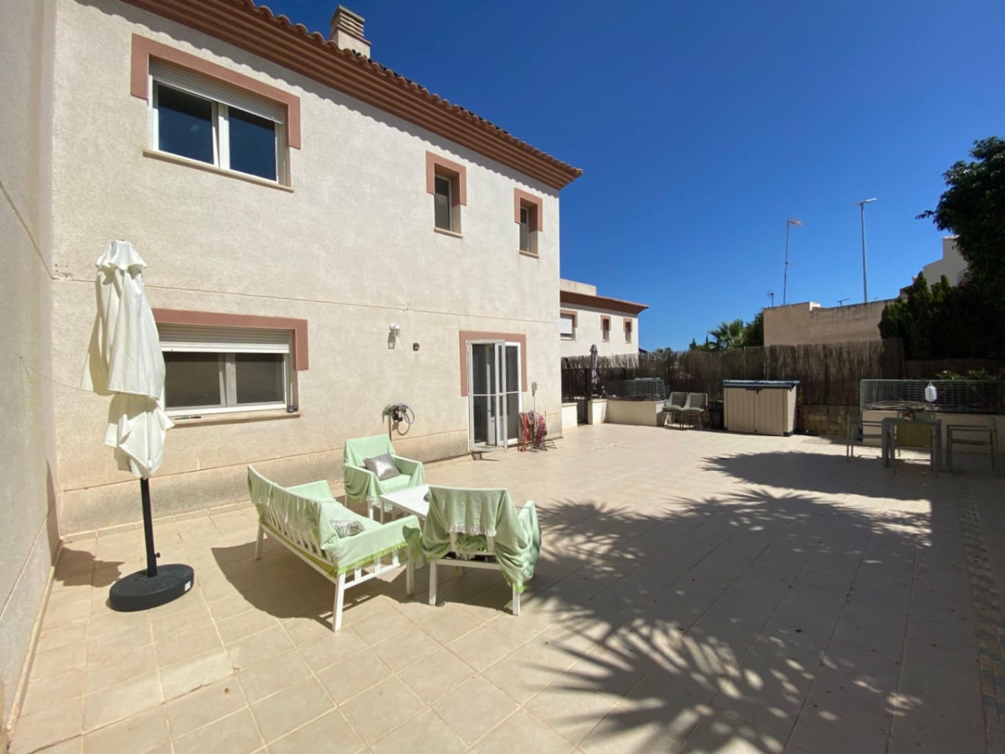 4 soverom Kjedet enebolig til salgs i Alfaz del Pi / L'Alfas del Pi med svømmebasseng garasje - € 398 000 (Ref: 8481403)