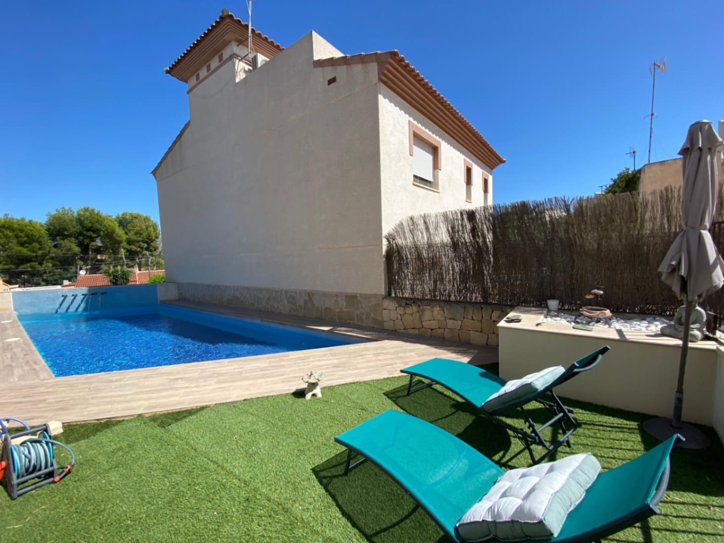 4 soverom Kjedet enebolig til salgs i Alfaz del Pi / L'Alfas del Pi med svømmebasseng garasje - € 398 000 (Ref: 8481403)